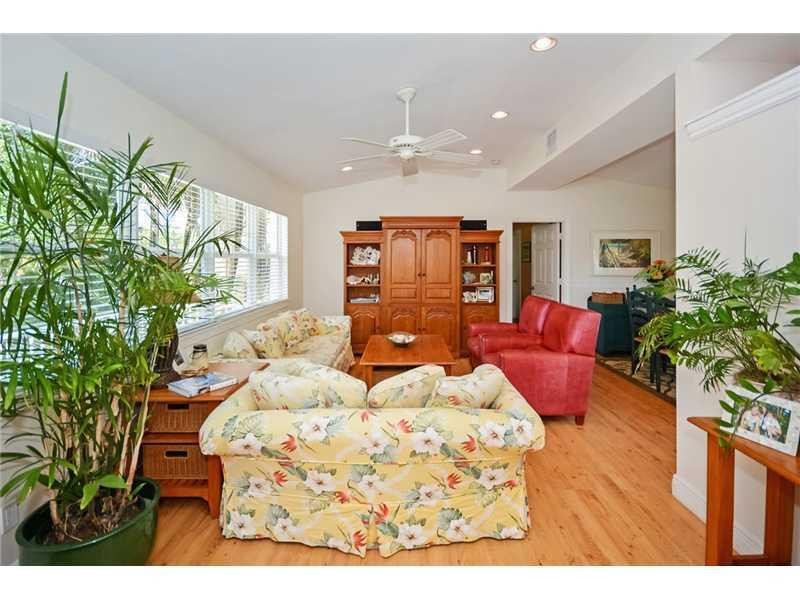 445 Northeast 2nd Street Boca Raton, FL 33432 - Photo 14 of 20 Living Room.