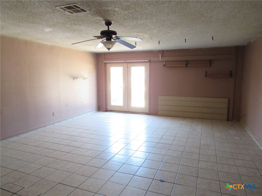 604 Colonial Lane Killeen, TX 76543 - Photo 12 of 14 ENCLOSED GARAGE/2ND LIVING AREA