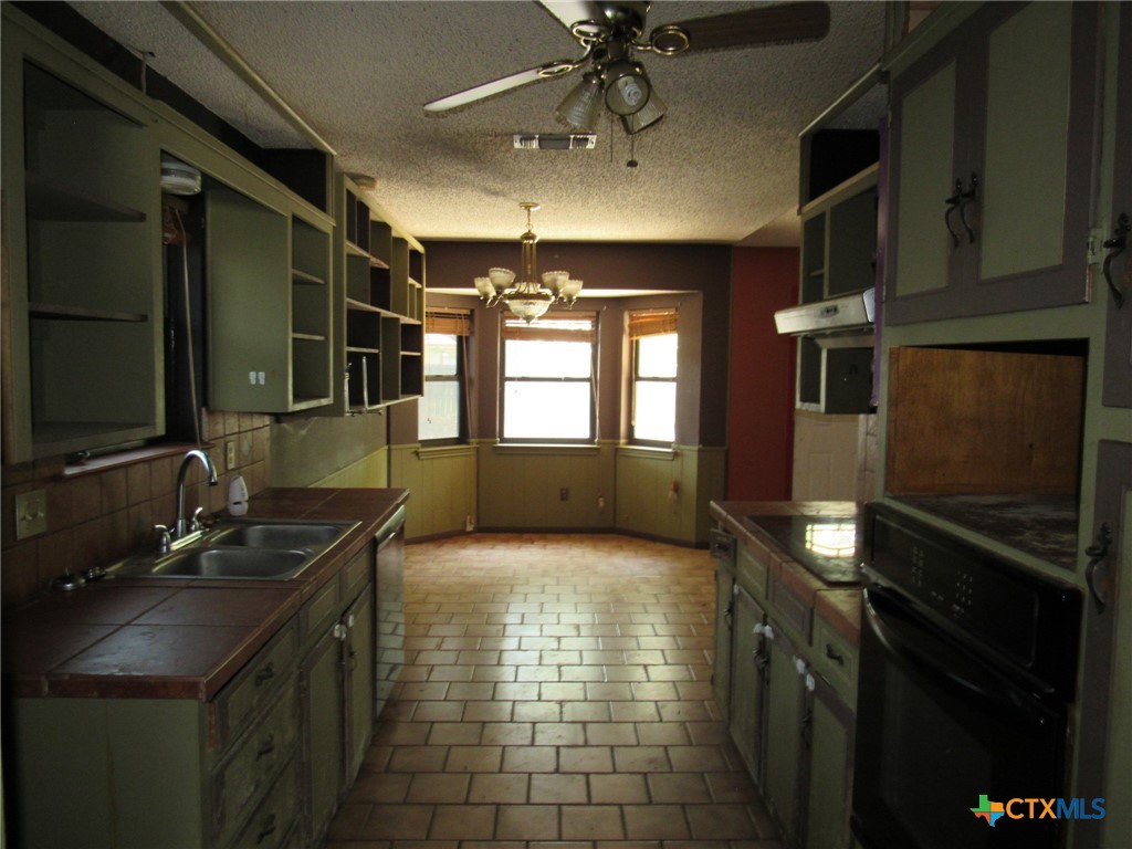604 Colonial Lane Killeen, TX 76543 - Photo 6 of 14 KITCHEN & BREAKFAST AREA