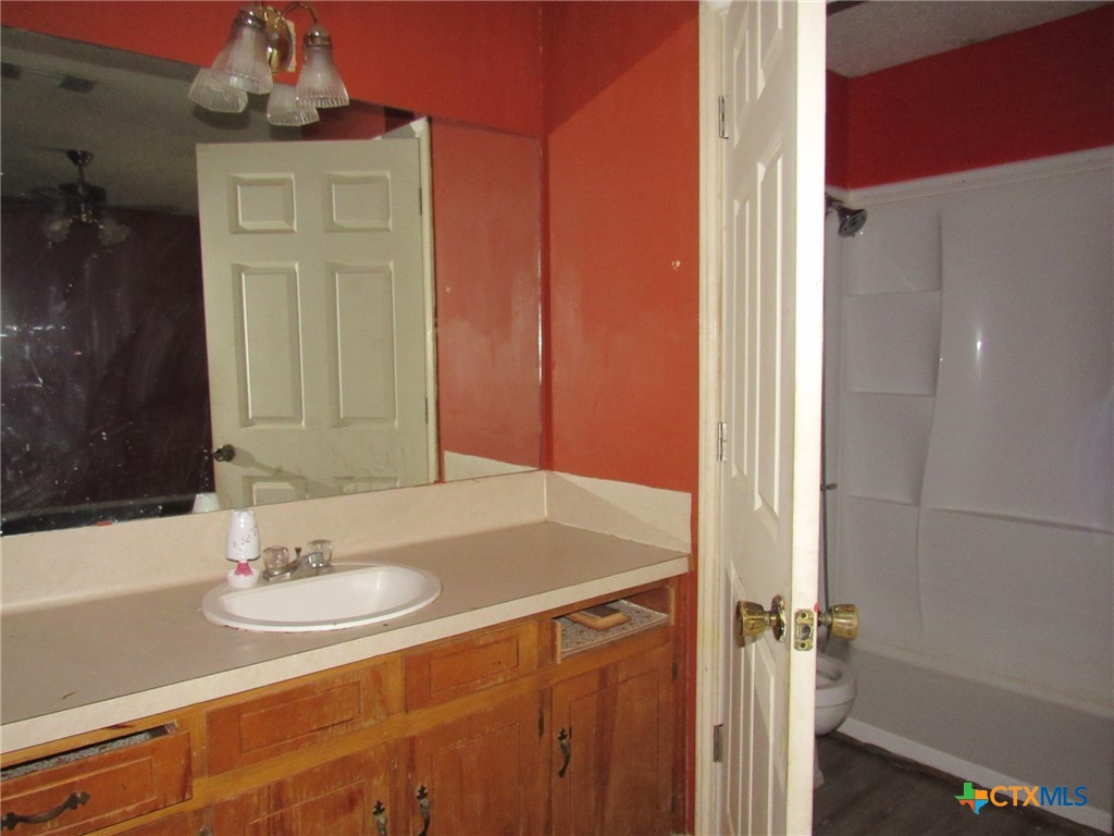 604 Colonial Lane Killeen, TX 76543 - Photo 8 of 14 PRIMARY BATH