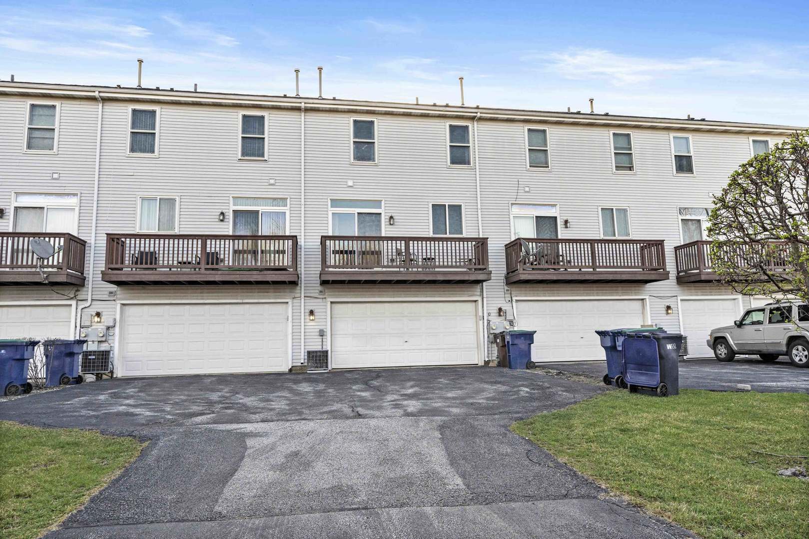 21628 Dogwood Road, Unit 1203 Matteson, IL 60443 - Photo 4 of 20 a view of a blue house with outdoor space