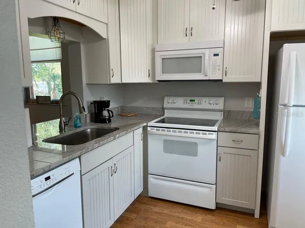 $3,200 | 206 Lakewood Drive, Unit 206, Bradenton, FL 34210