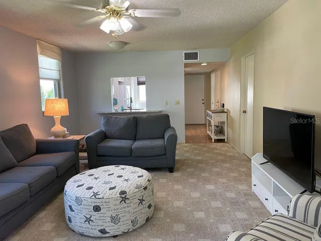 $3,200 | 206 Lakewood Drive, Unit 206, Bradenton, FL 34210