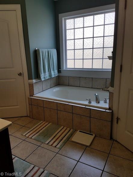 414 Cory Road High Point, NC 27265 - Photo 9 of 16 Master tub