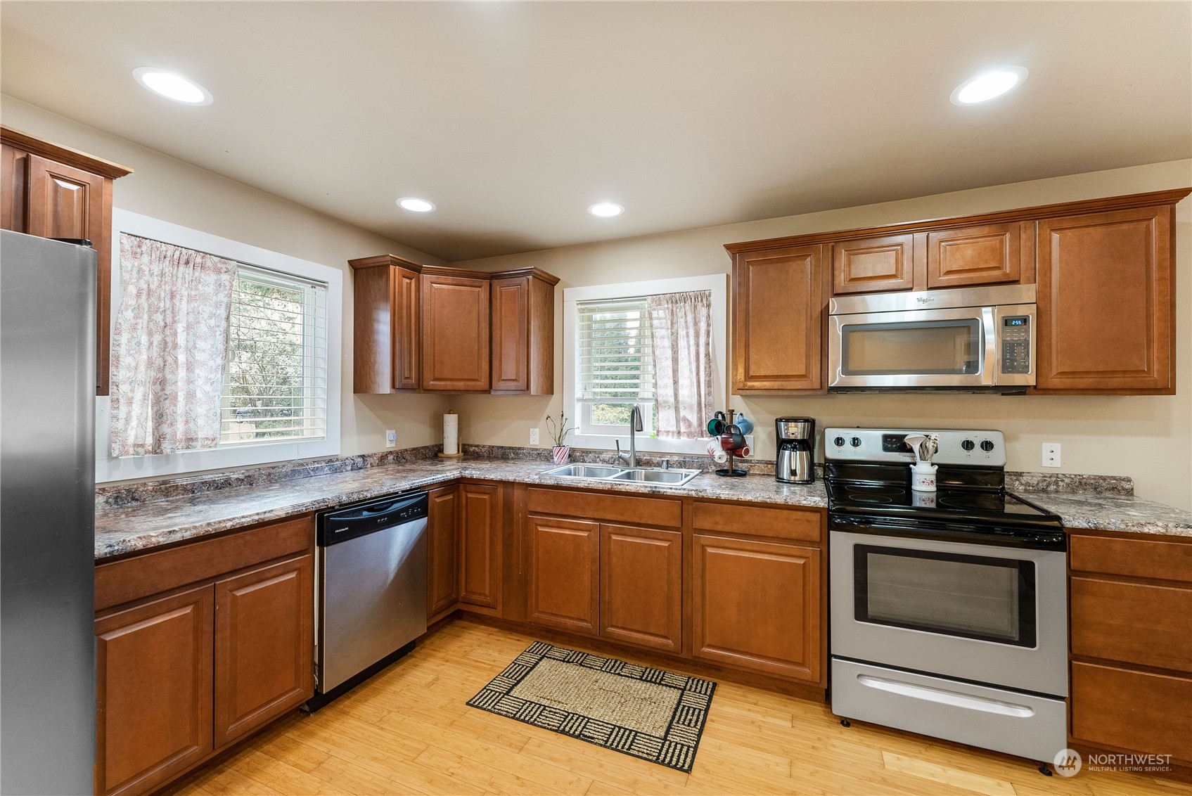 14231 Maple Road Southeast Port Orchard, WA 98367 - Photo 6 of 35 Gallery Image 6