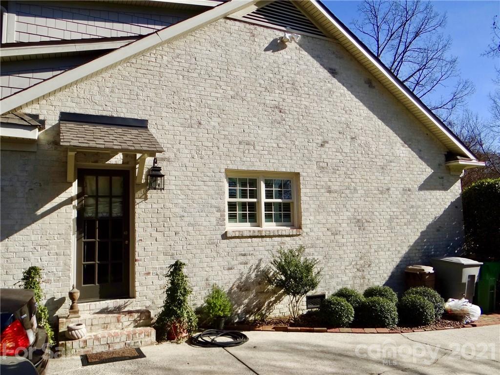 5913 Gate Post Road Charlotte, NC 28211 - Photo 3 of 42 Gallery Image 3