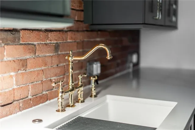 a view of entryway and kitchen