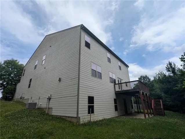 a view of a house with backyard