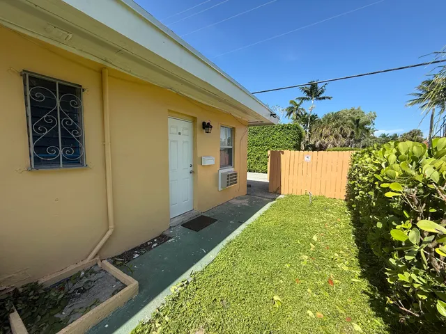 $1,200 | 3300 Broadway Avenue, Unit 16, West Palm Beach, FL 33407