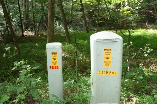 a sign that is sitting on a brick wall