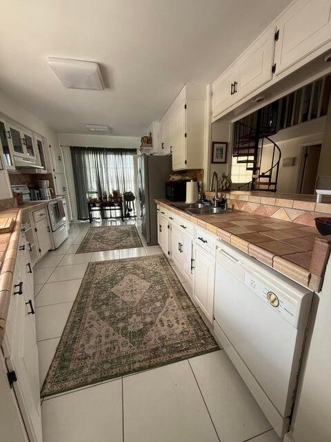 126 3rd Lane Key Largo, FL 33037 - Photo 5 of 23 Kitchen