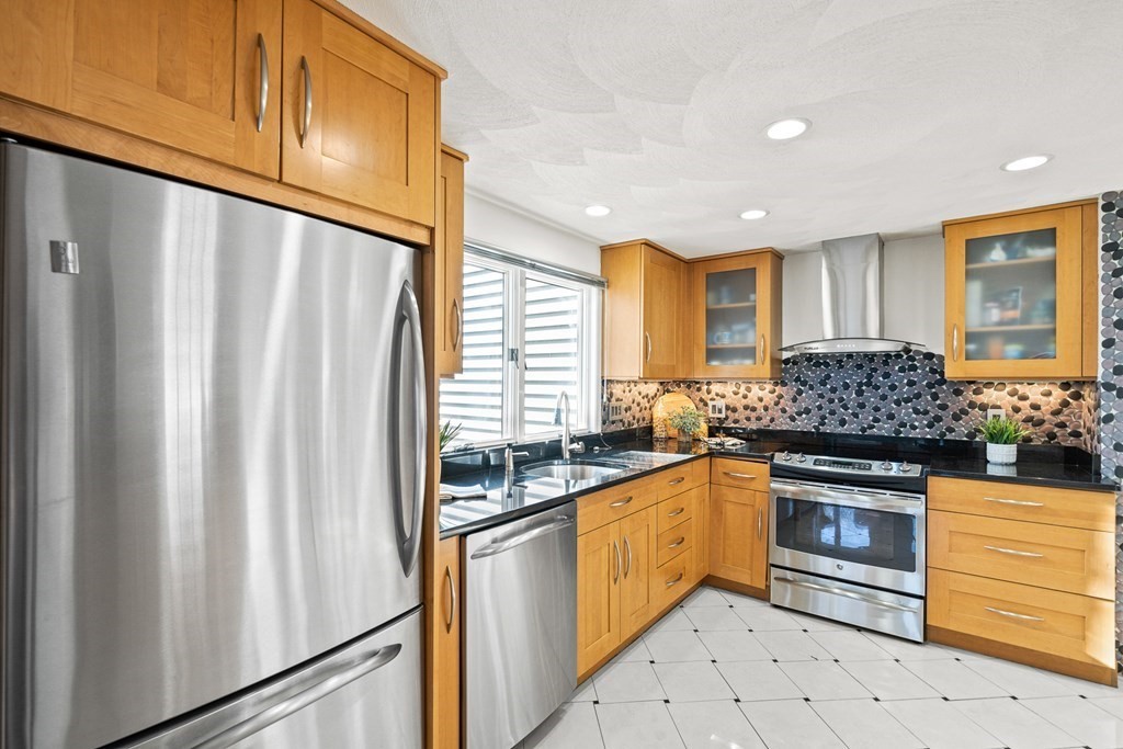 22 Hanford Road Stoneham, MA 02180 - Photo 8 of 42 Gallery Image 8