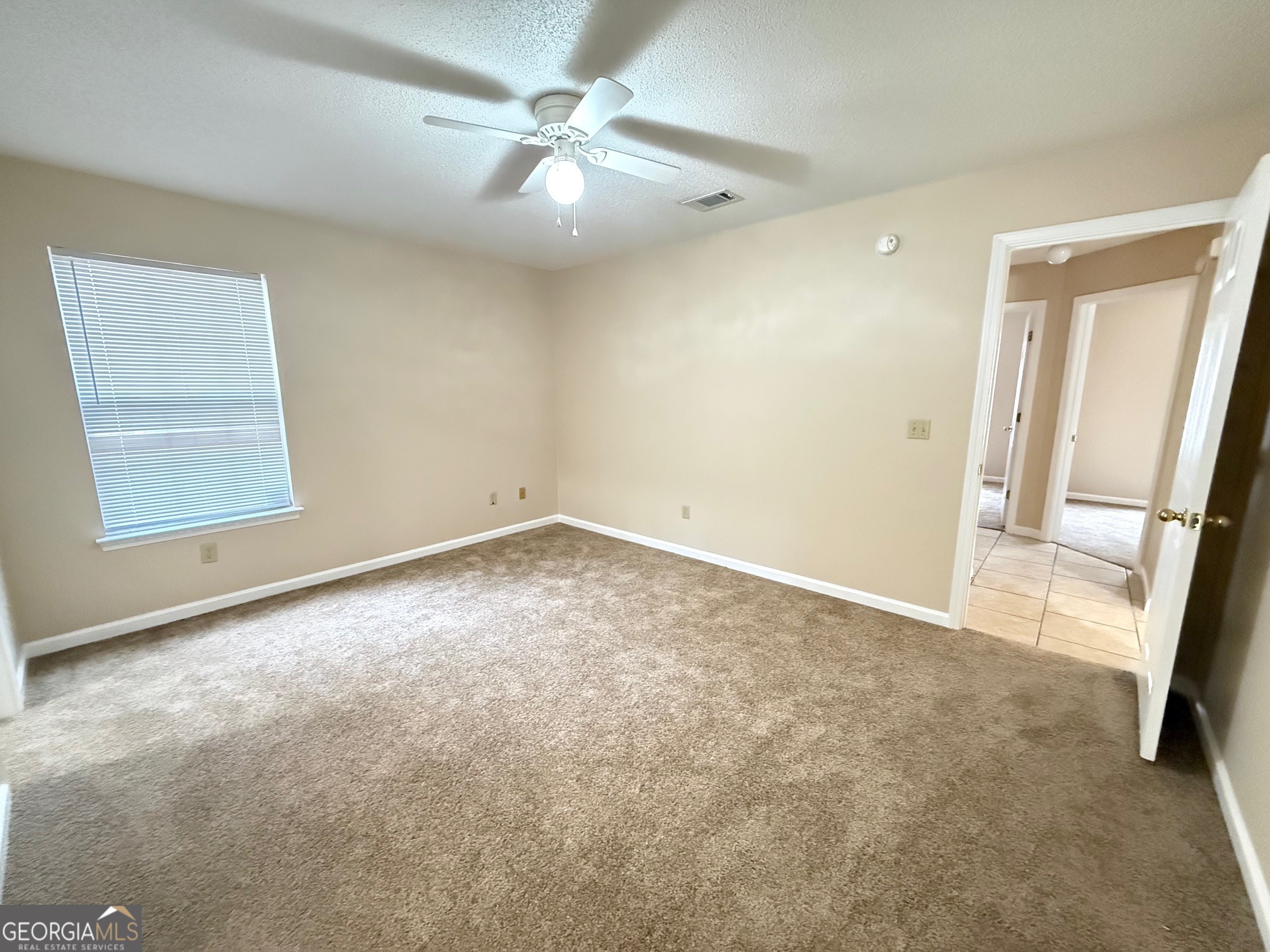504 Woodbridge Road Kingsland, GA 31548 - Photo 10 of 23 an empty room with a ceiling fan and window