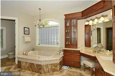 8615 Falls Road Potomac, MD 20854 - Photo 15 of 27 Bath (Master)