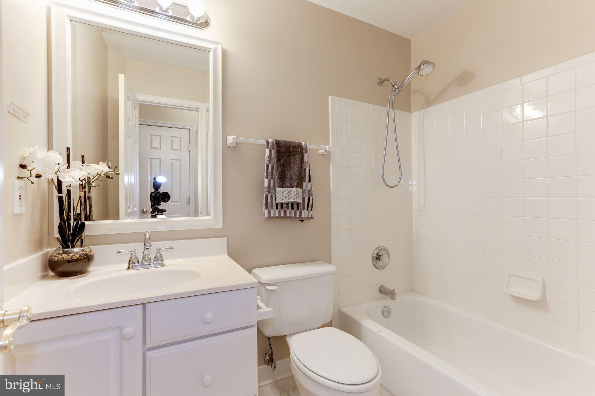 47692 Woolcott Square Sterling, VA 20165 - Photo 21 of 30 Upper level bath
