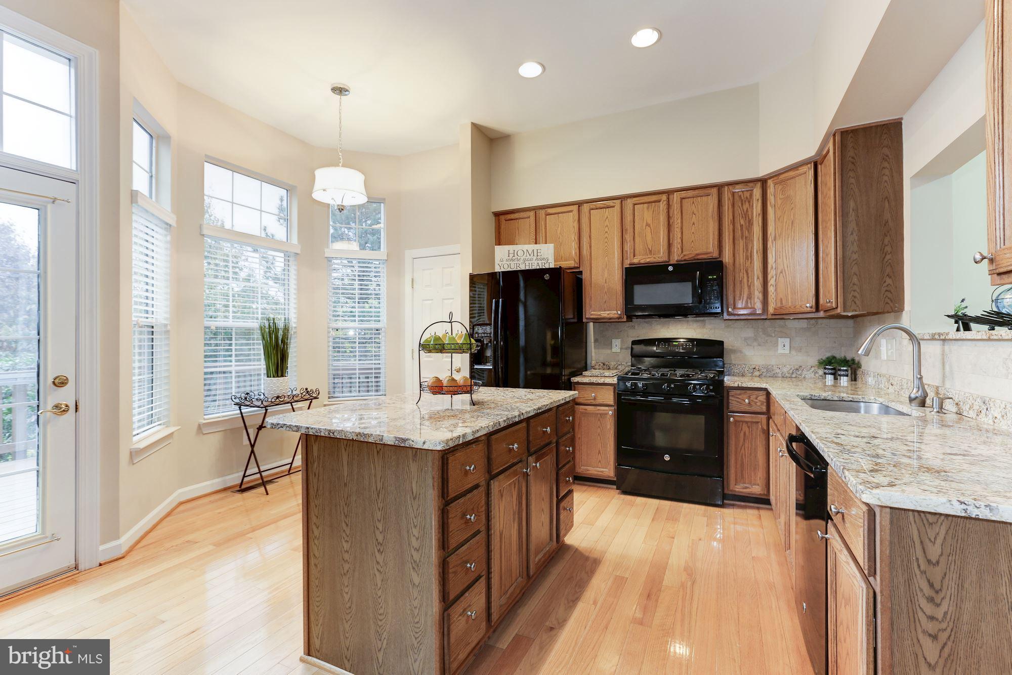 47692 Woolcott Square Sterling, VA 20165 - Photo 9 of 30 Kitchen with cozy bay-window