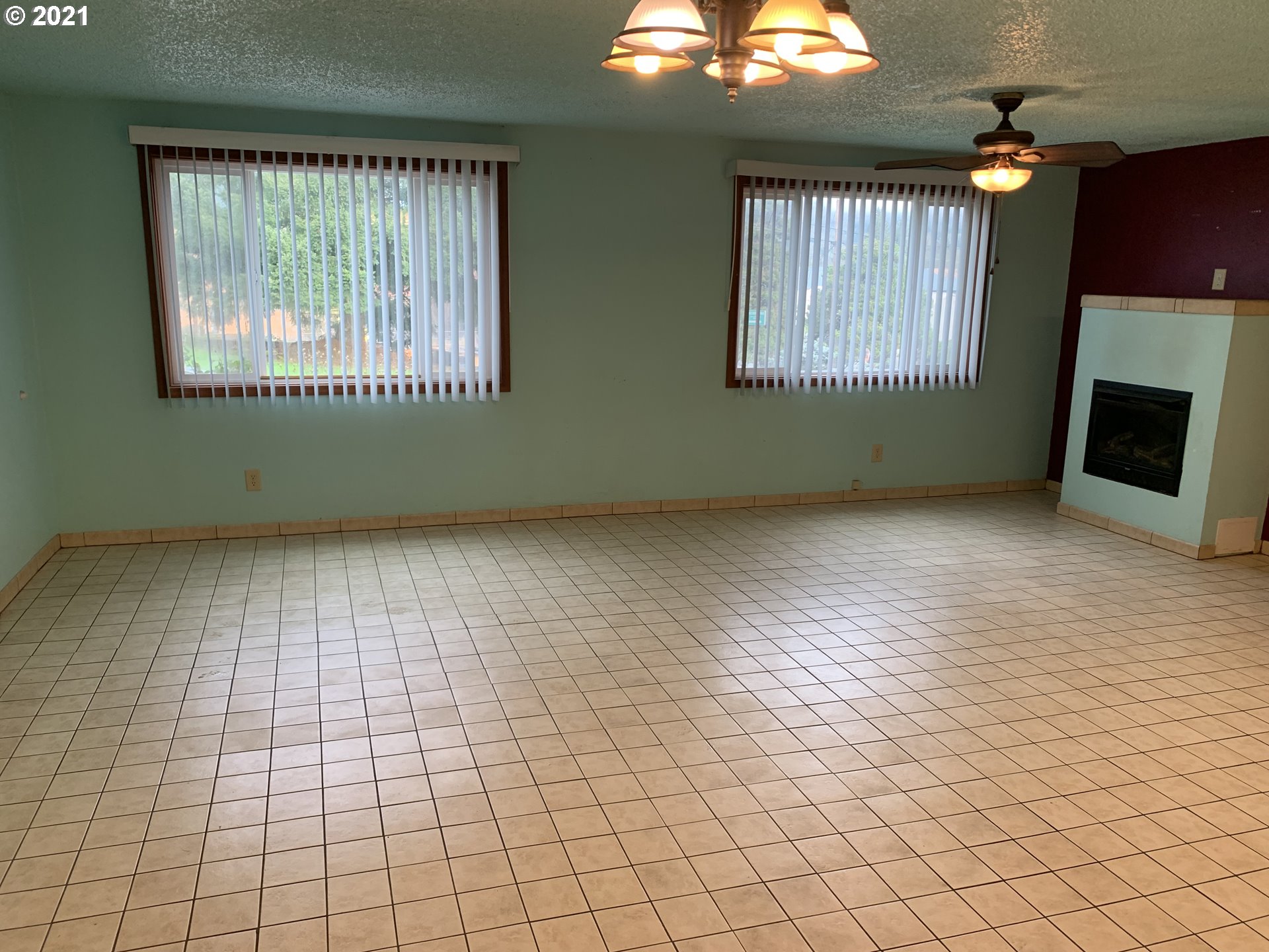 410 Southwest Mill Street Sheridan, OR 97378 - Photo 11 of 25 an empty room with windows