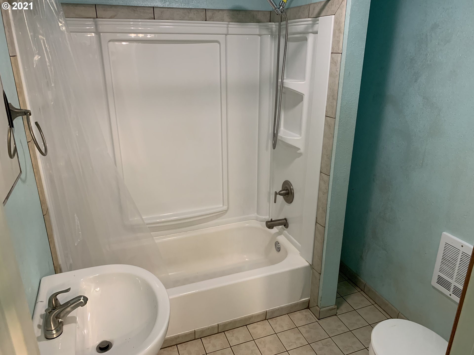410 Southwest Mill Street Sheridan, OR 97378 - Photo 19 of 25 a bathroom with a bathtub and a toilet