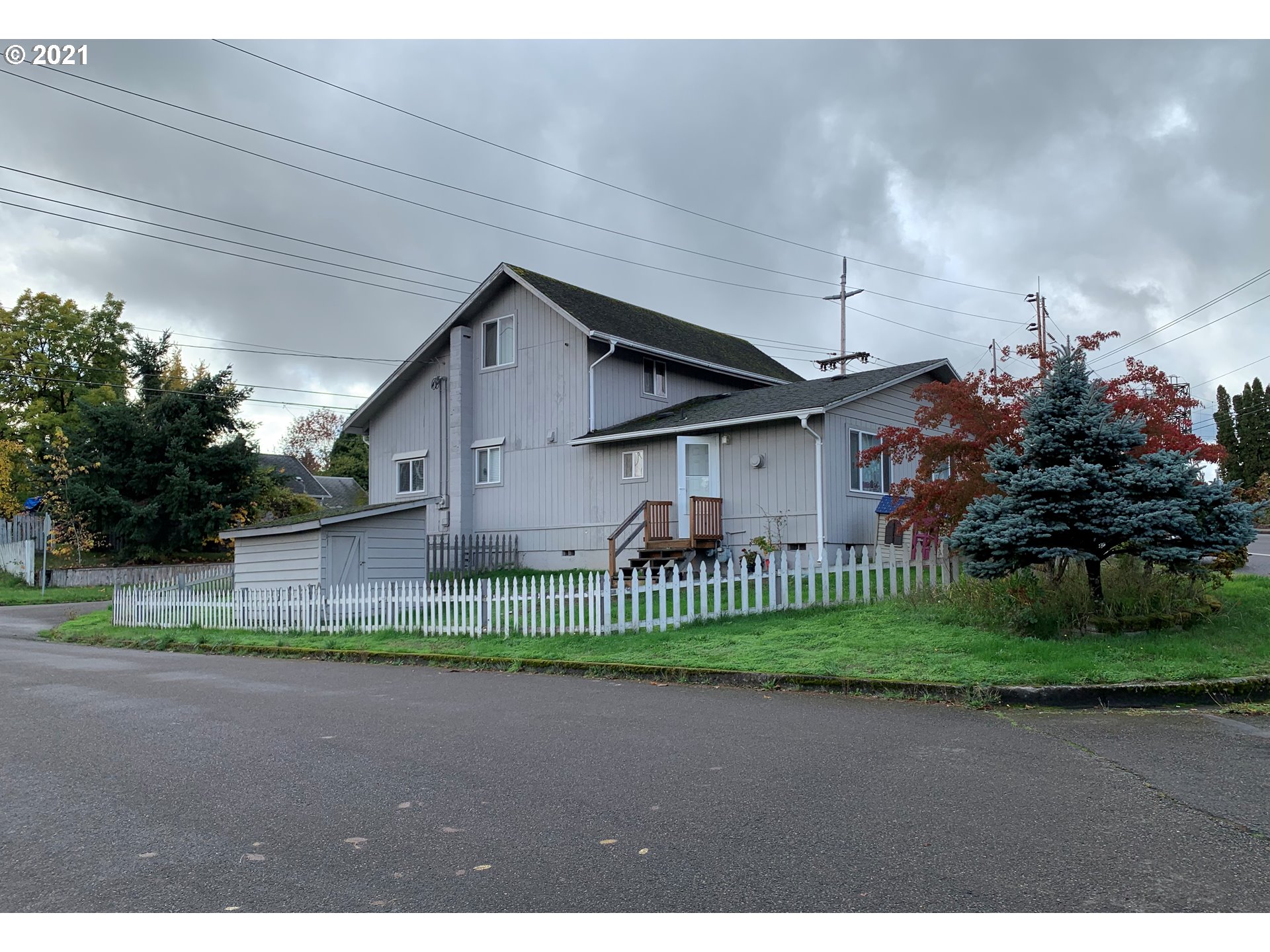 410 Southwest Mill Street Sheridan, OR 97378 - Photo 4 of 25 a front view of a house with a garden and plants