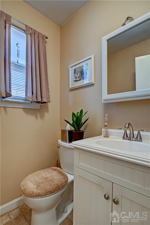 30 Pebble Road East Windsor, NJ 08520 - Photo 8 of 15 a bathroom with a toilet sink and mirror