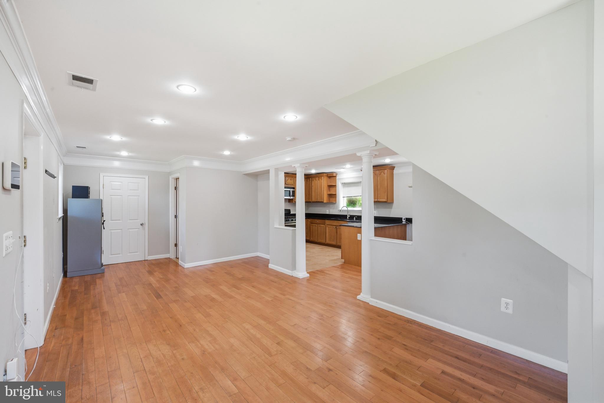 2507 Weisman Road Silver Spring, MD 20902 - Photo 11 of 41 Large Living Room
