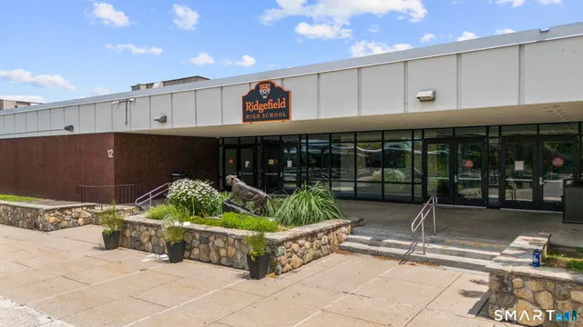 $735,000 | 8 Summit Lane, Ridgefield, CT 06877