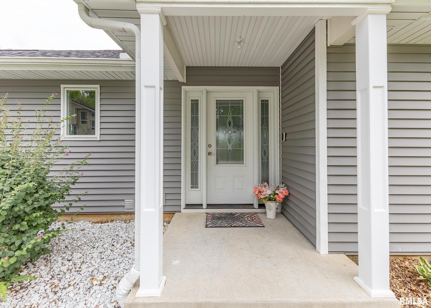 321 Pin Oak Drive Geneseo, IL 61254 - Photo 12 of 42 a view of porch with seating space