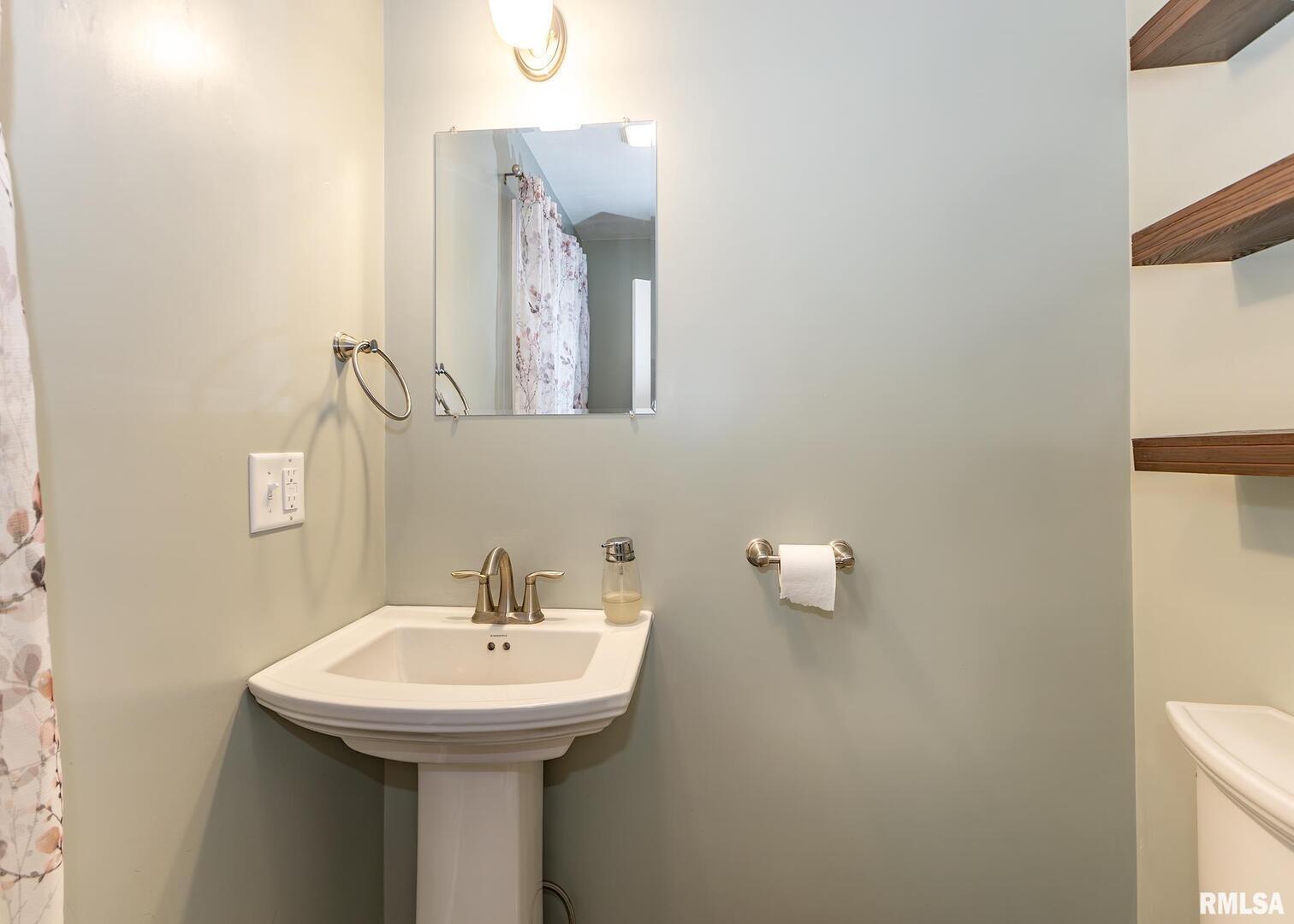 321 Pin Oak Drive Geneseo, IL 61254 - Photo 22 of 42 a bathroom with a sink and a mirror