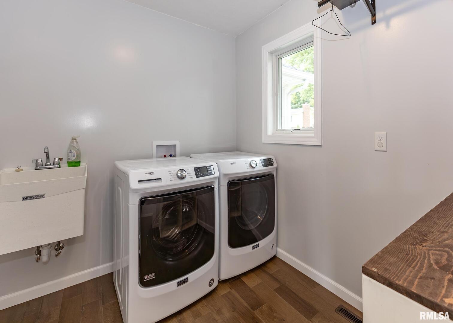 321 Pin Oak Drive Geneseo, IL 61254 - Photo 23 of 42 a utility room with dryer and washer