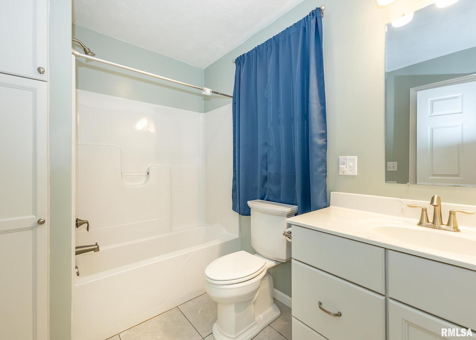 321 Pin Oak Drive Geneseo, IL 61254 - Photo 29 of 42 a bathroom with a sink toilet and shower