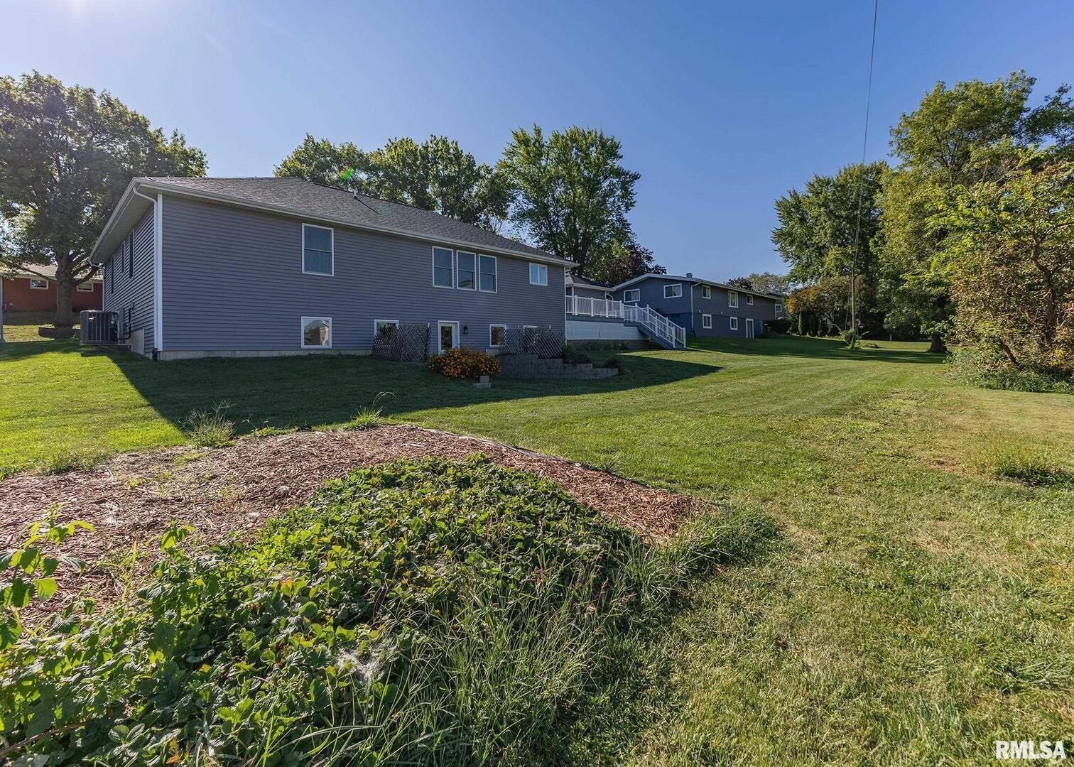 321 Pin Oak Drive Geneseo, IL 61254 - Photo 8 of 42 a backyard of a house with lots of green space