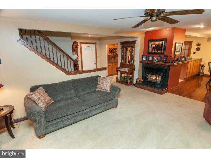 8 Spinythorn Road Levittown, PA 19056 - Photo 8 of 25 Living Room