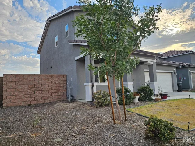 a view of a house with a yard and plants