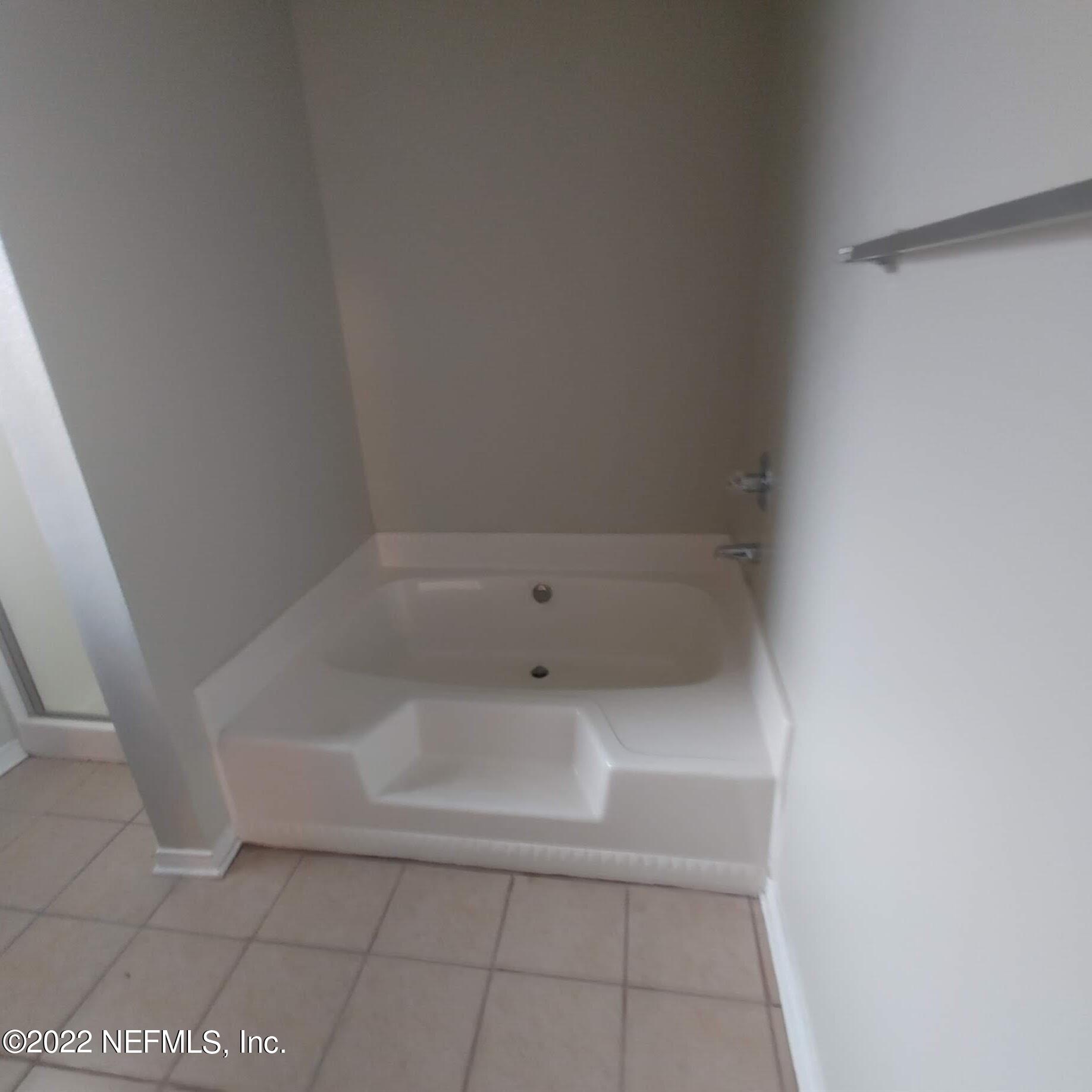 10346 Clayton Mill Road Jacksonville, FL 32221 - Photo 5 of 19 a close up of a bathtub