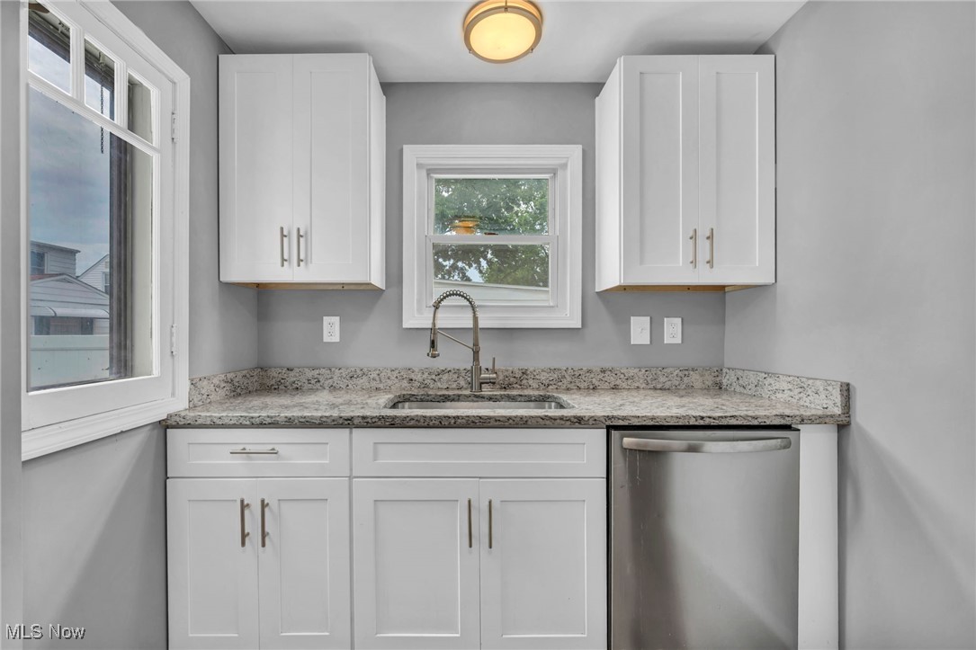 1386 Sunset Road Cleveland, OH 44124 - Photo 8 of 28 Kitchen with Dishwasher