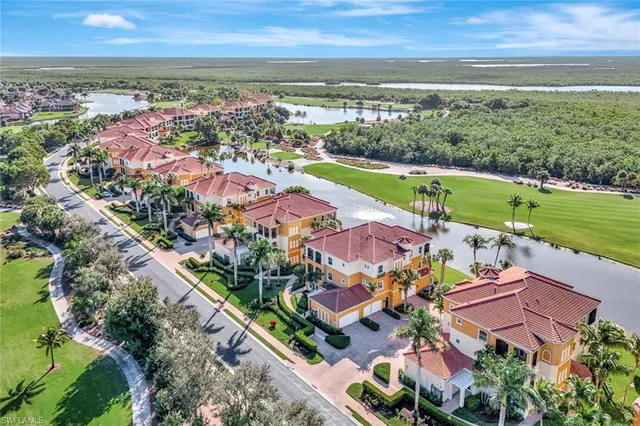 a view of front a house with a yard