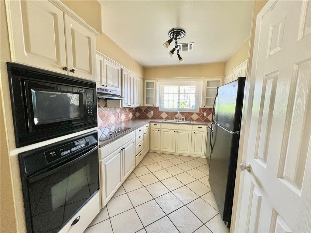 104 West Janin Circle Portland, TX 78374 - Photo 2 of 19 Kitchen