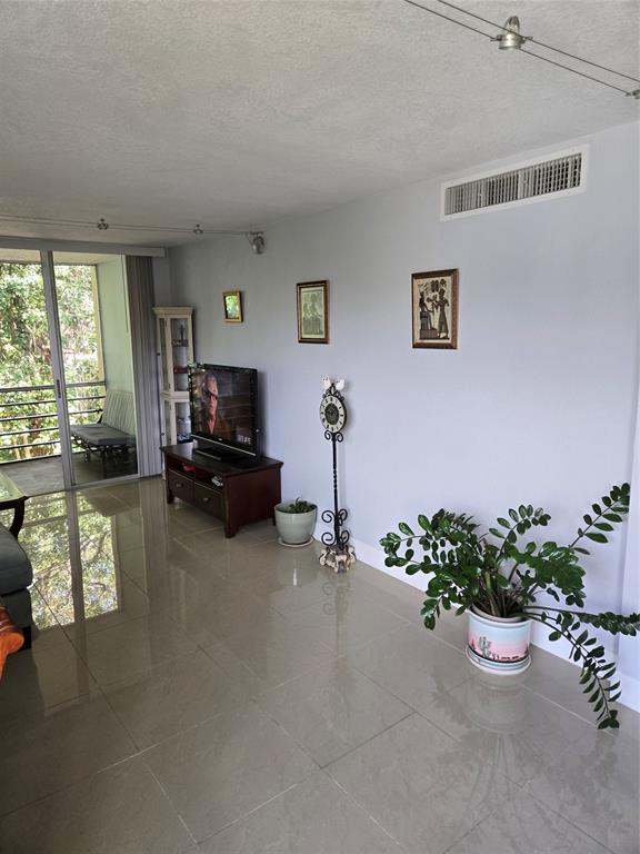 9400 Live Oak Place, Unit 305 Davie, FL 33324 - Photo 17 of 93 Living Room.