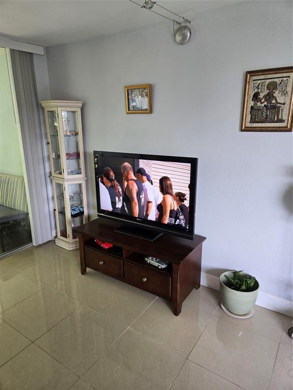 9400 Live Oak Place, Unit 305 Davie, FL 33324 - Photo 19 of 93 Living Room.