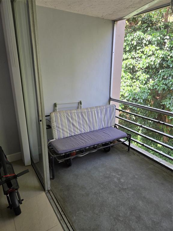 9400 Live Oak Place, Unit 305 Davie, FL 33324 - Photo 25 of 93 a bedroom with a bed and a window