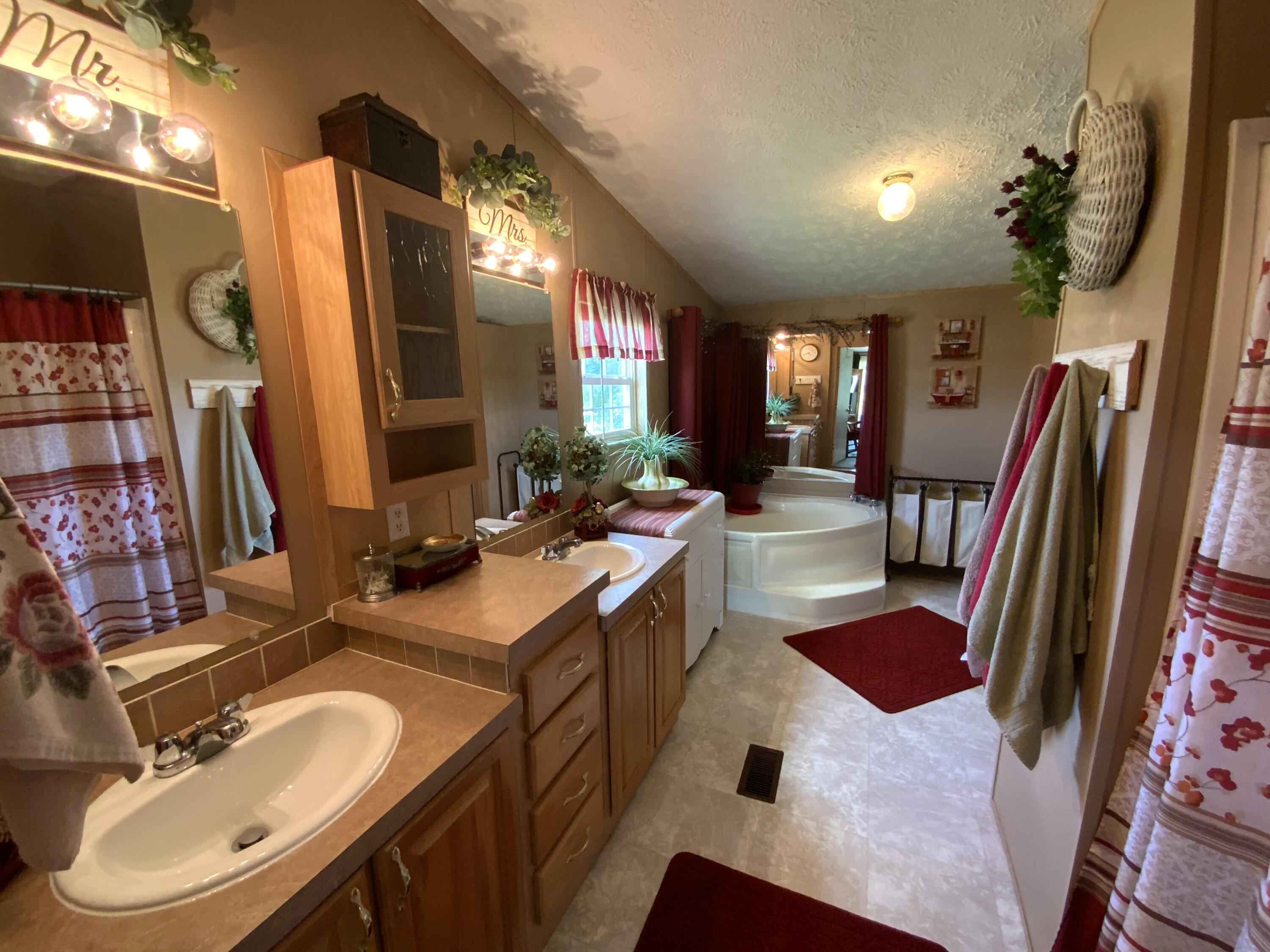 1373 Smelcer Road Mohawk, TN 37810 - Photo 9 of 50 Master Bathroom