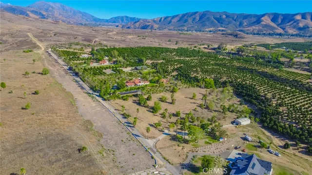 a view of a pathway with a yard