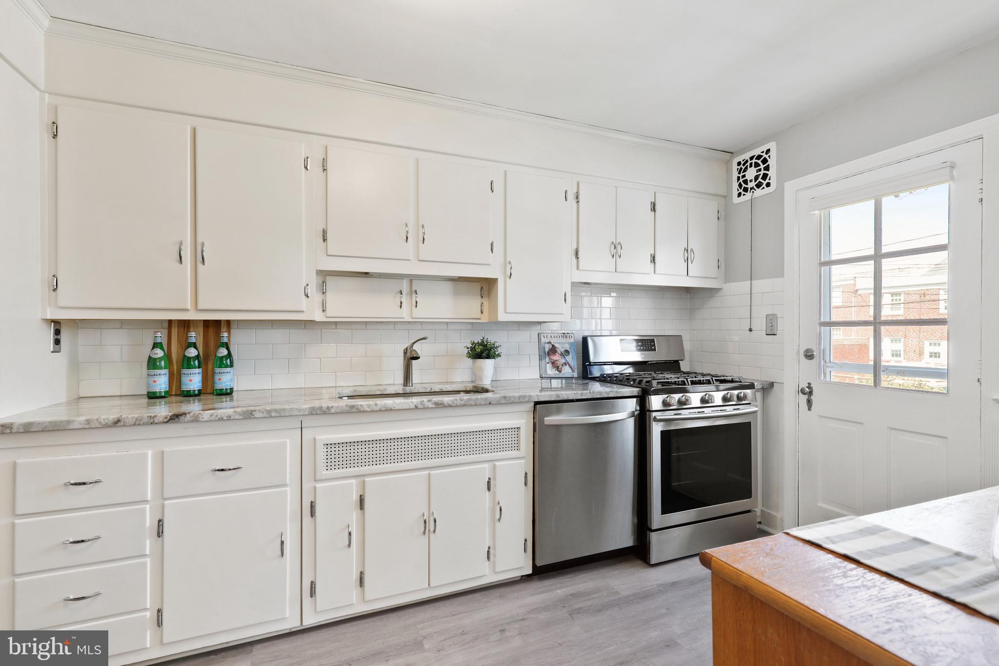 401 Academy Road Baltimore, MD 21228 - Photo 13 of 46 Freshly updated Kitchen w/stainless appliances