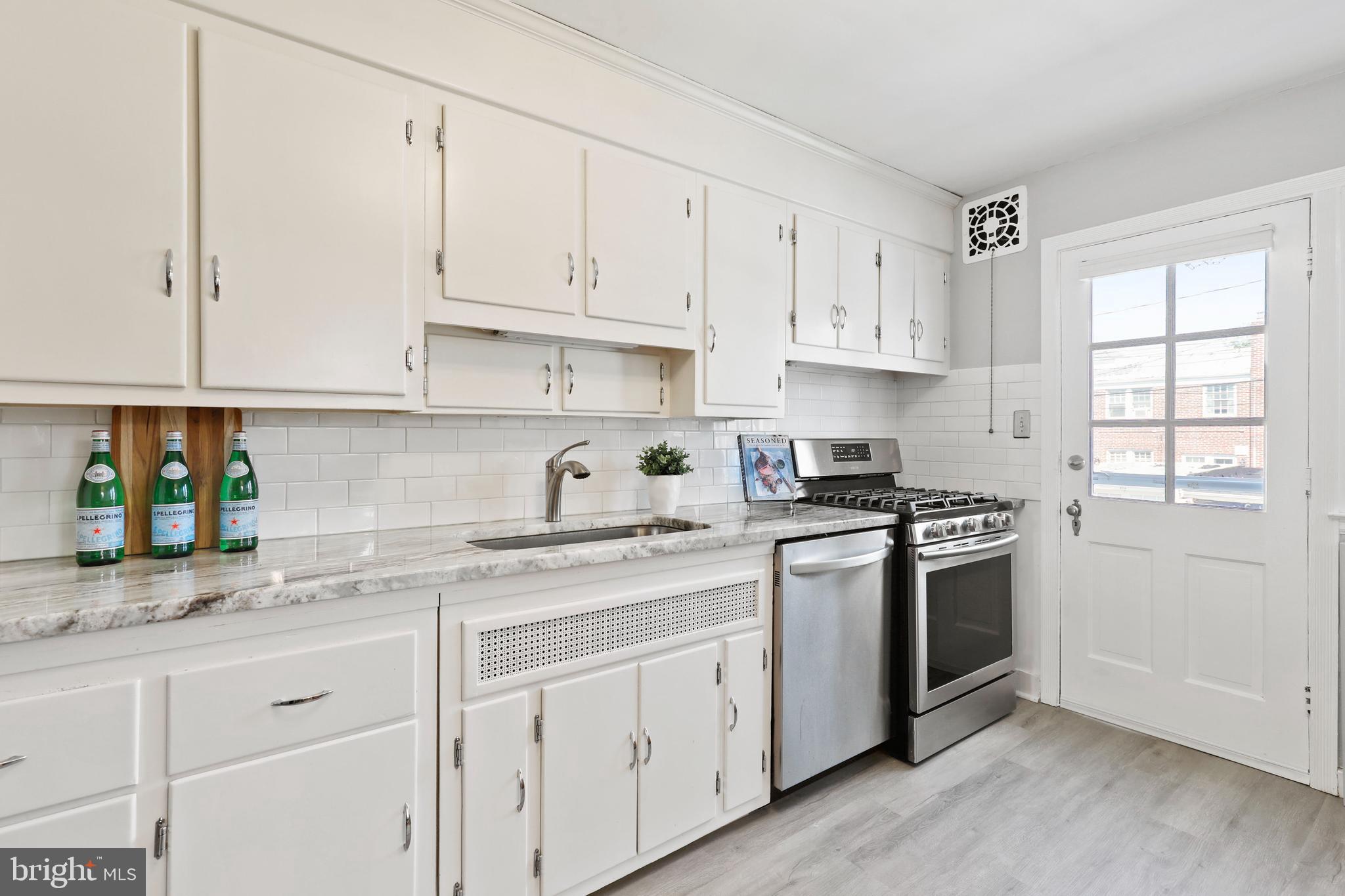 401 Academy Road Baltimore, MD 21228 - Photo 14 of 46 Quartz counters, subway tile backsplash