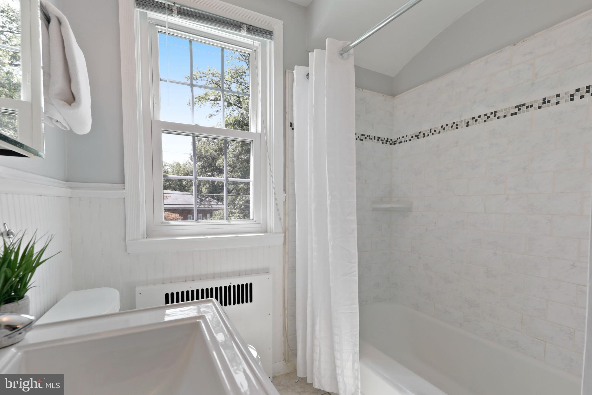 401 Academy Road Baltimore, MD 21228 - Photo 22 of 46 Custom tilework w/accent
