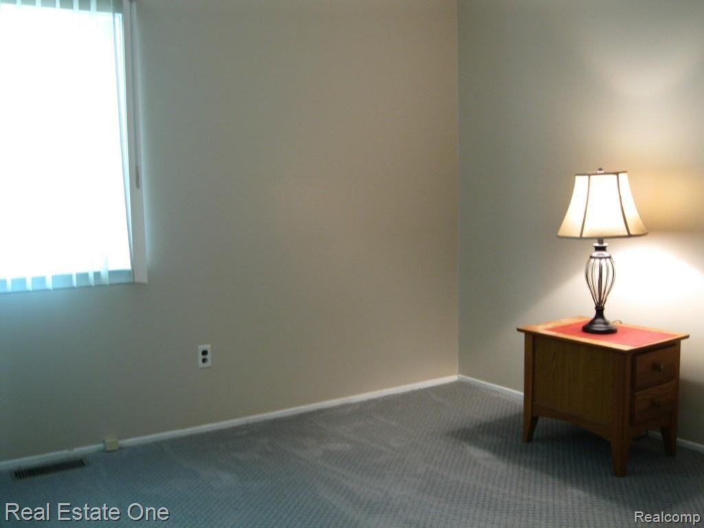 913 Vanderpool Avenue Troy, MI 48083 - Photo 18 of 31 New Carpet All BDs 10x10