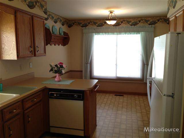 15274 Roxbury Circle Macomb, MI 48044 - Photo 9 of 22 31152921-8.JPG