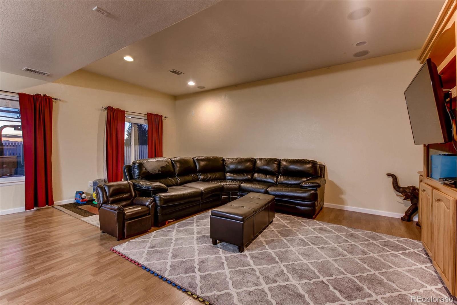 691 Picadilly Road Aurora, CO 80018 - Photo 14 of 27 a living room with furniture