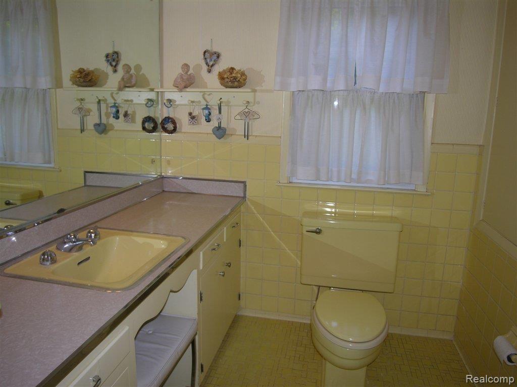 484 Shelbourne Road Grosse Pointe, MI 48236 - Photo 11 of 23 DSCN8428.JPG