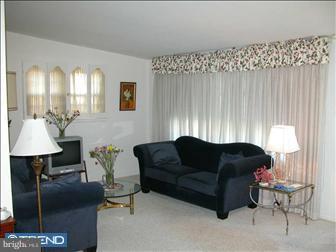 594 Wanamaker Road Abington, PA 19046 - Photo 4 of 6 Living Room
